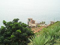 Vue sur la mer à Gorée et sur l'atelier de Mustapha Deme